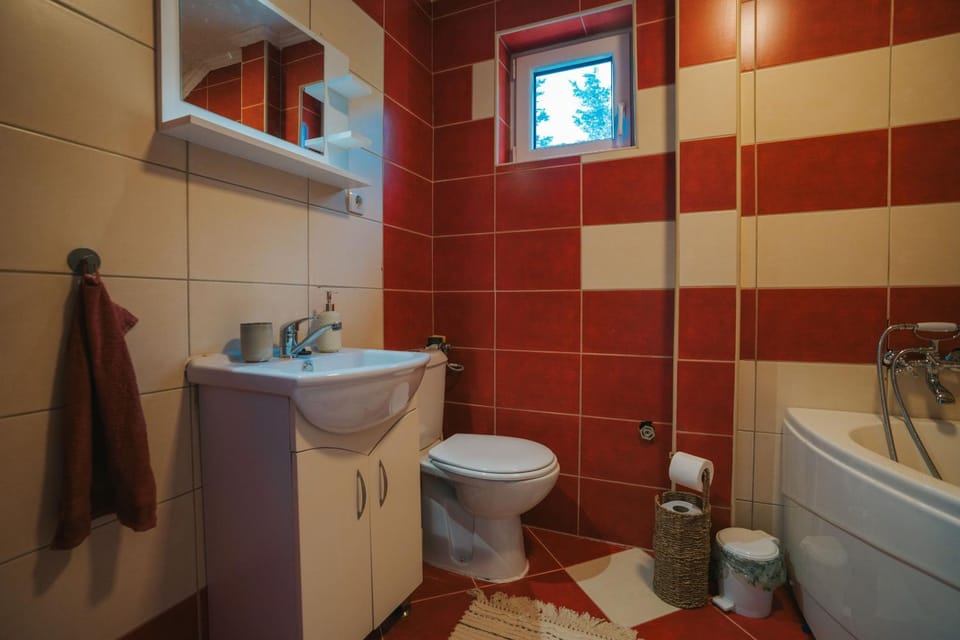 Shower, Toilet, Hot Tub, Bathroom, towels