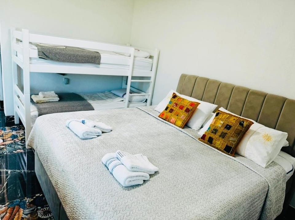 Bedroom, bunk bed