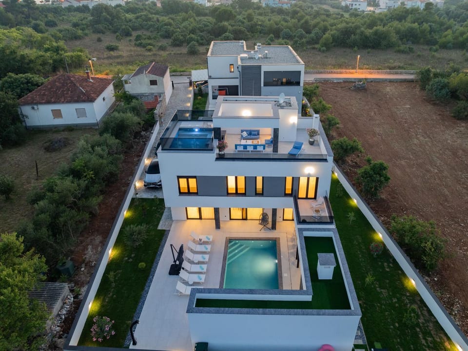 Property building, Facade/entrance, Bird's eye view