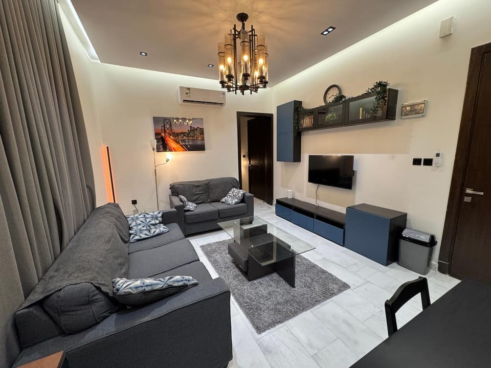 TV and multimedia, Living room, Seating area, Evening entertainment