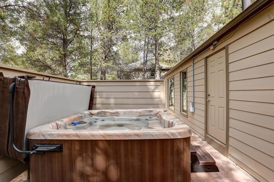Sunriver Escape Sleeps 8 Pet Friendly SHARC Hot Tub House in Sunriver