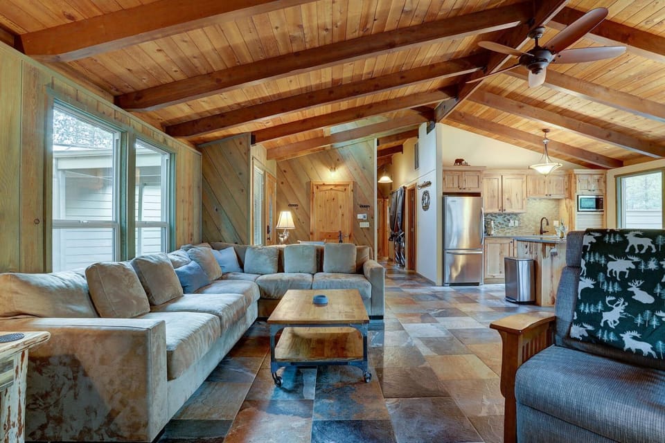 Sunriver Escape Sleeps 8 Pet Friendly SHARC Hot Tub House in Sunriver