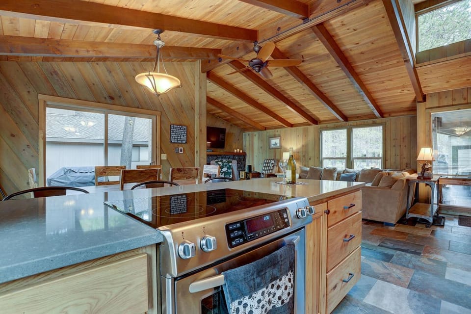Sunriver Escape Sleeps 8 Pet Friendly SHARC Hot Tub House in Sunriver