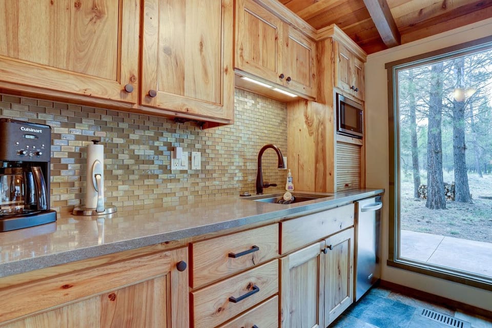 Sunriver Escape Sleeps 8 Pet Friendly SHARC Hot Tub House in Sunriver