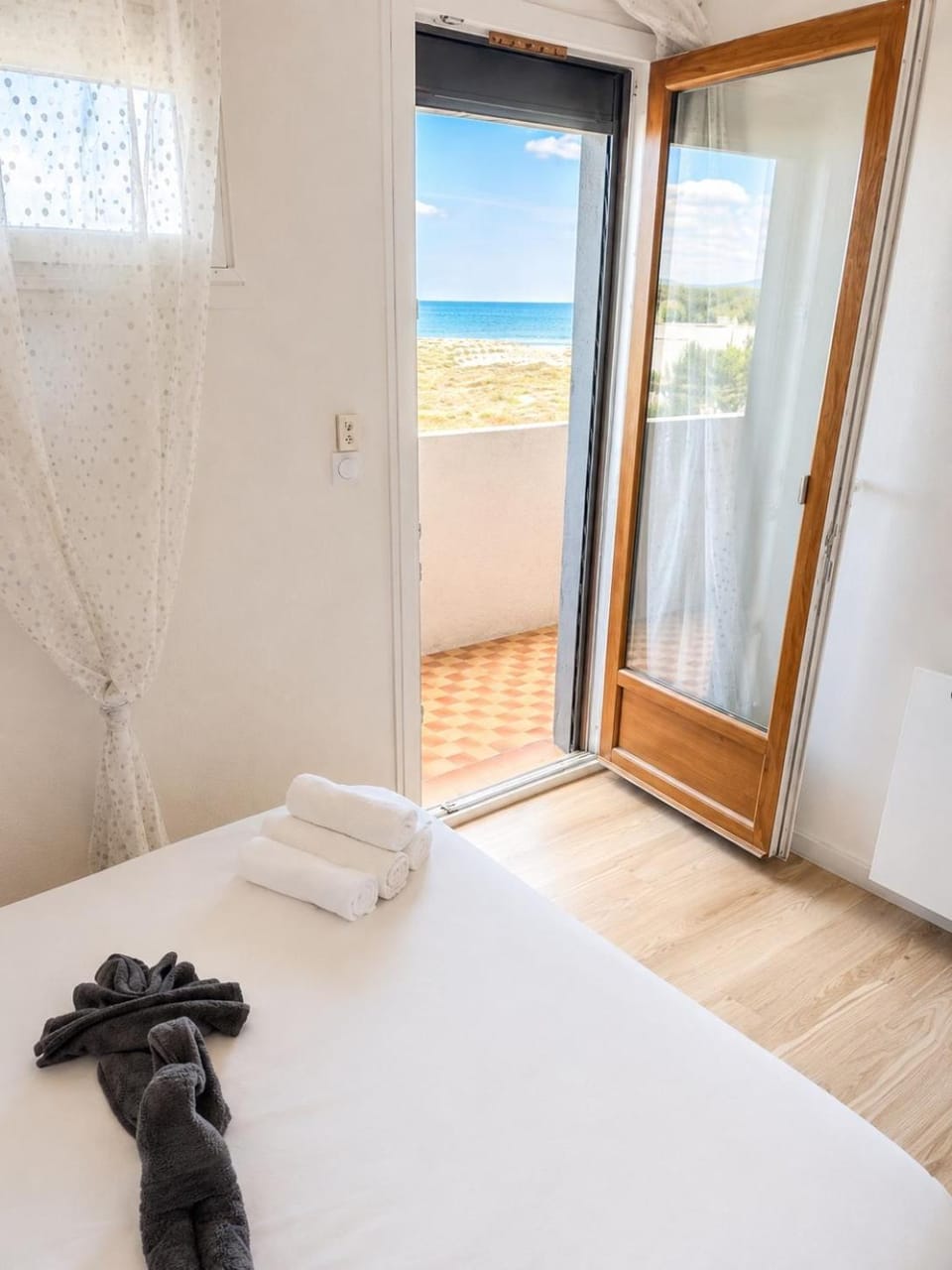 Bed, Natural landscape, Photo of the whole room, Bedroom, Sea view, towels, wardrobe