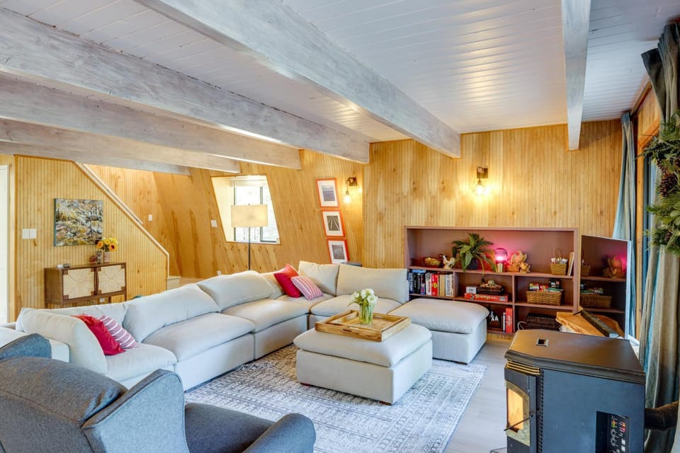 Walk to Village: Cozy Cabin in Pine Mountain Club! Cabin in Pine Mountain Club