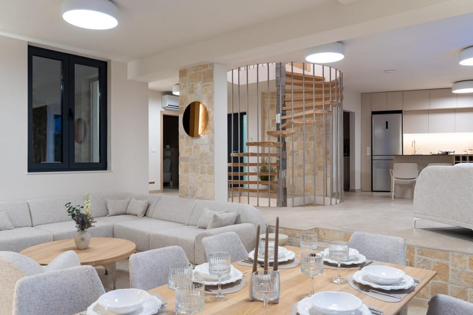 Kitchen or kitchenette, Living room, Seating area, Dining area