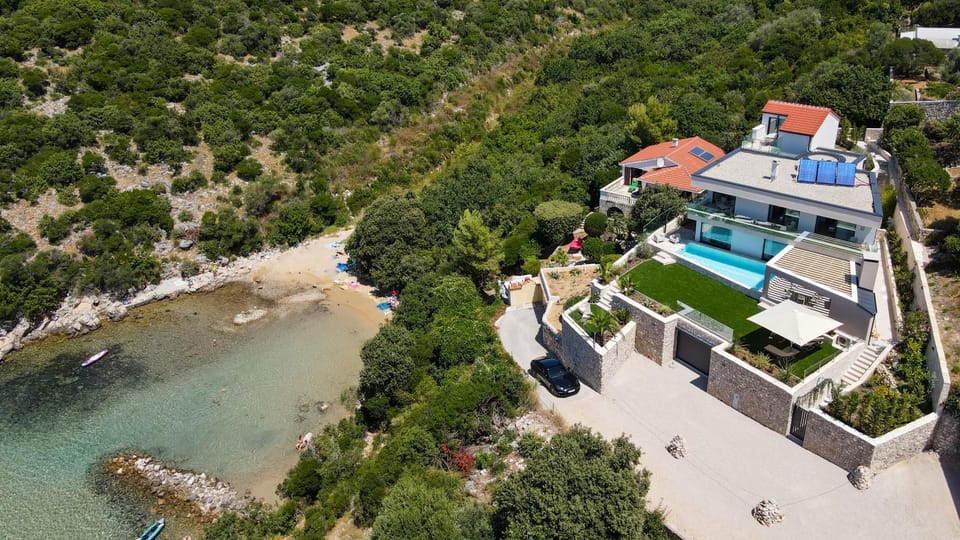 Property building, Natural landscape, Balcony/Terrace, Sea view