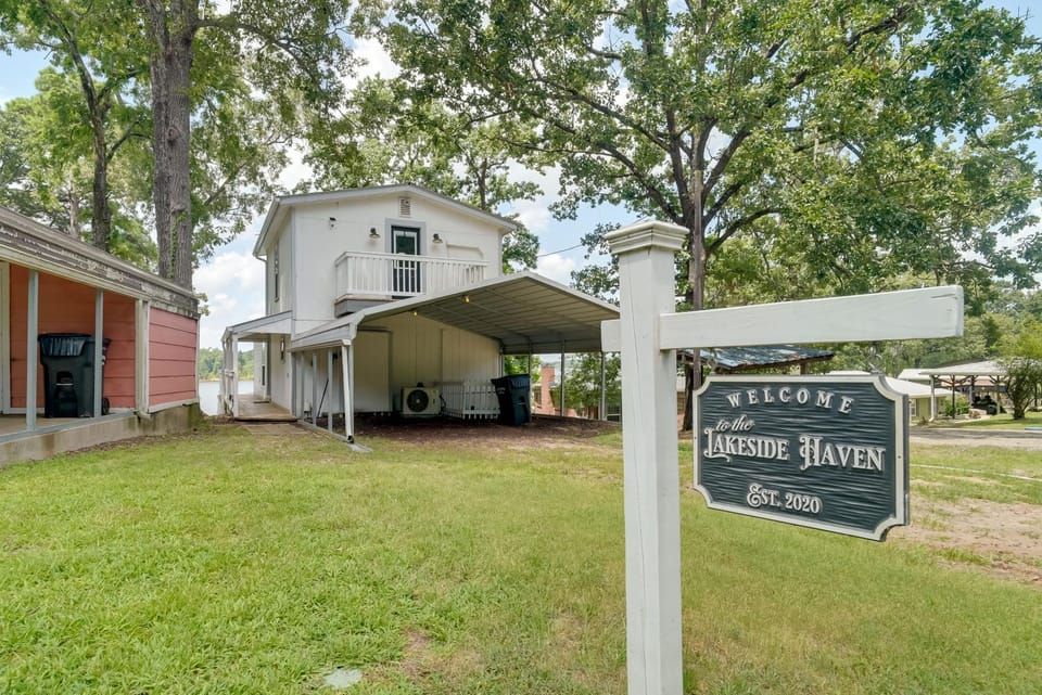 'Lakeside Haven' w/ Deck & Views in Jefferson! House in Lake O the Pines