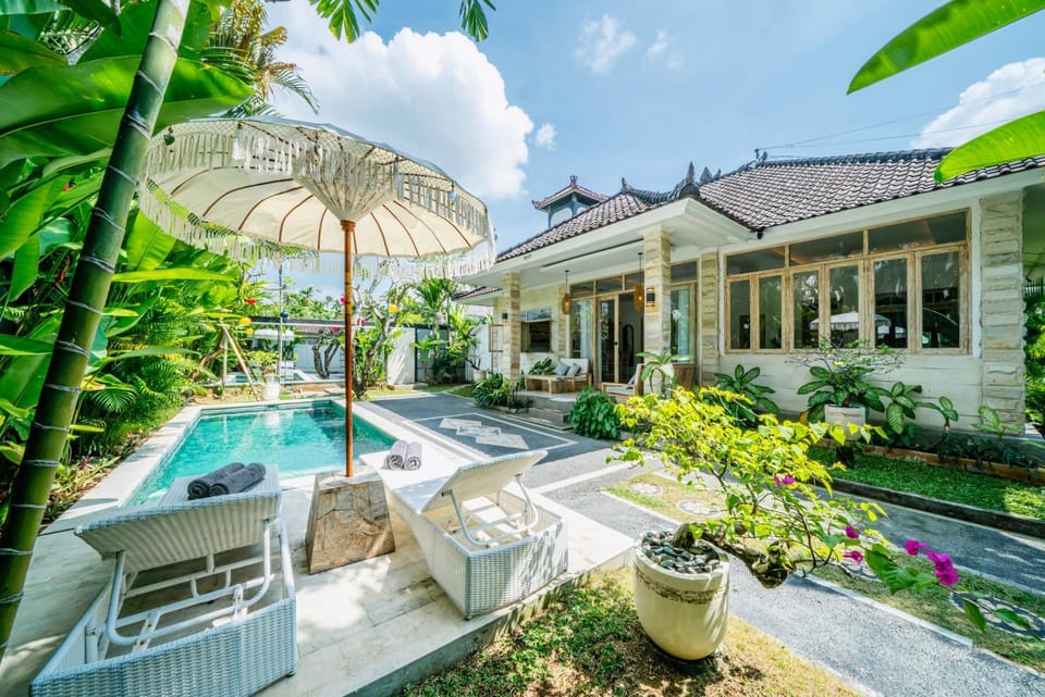 Property building, Patio, Spring, Day, Garden, Garden view, Pool view, Swimming pool, sunbed
