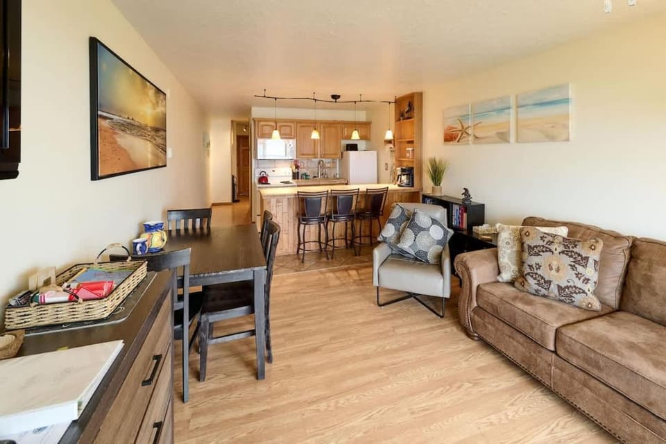 Premier Ground Floor Beachfront Condo - Sleeps 4 - Saltwater Pool House in Lincoln City