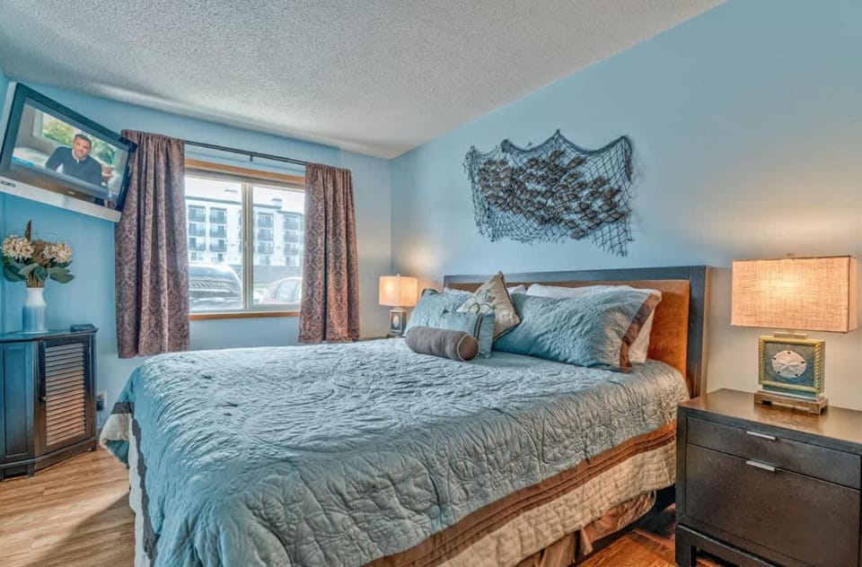 Premier Ground Floor Beachfront Condo - Sleeps 4 - Saltwater Pool House in Lincoln City