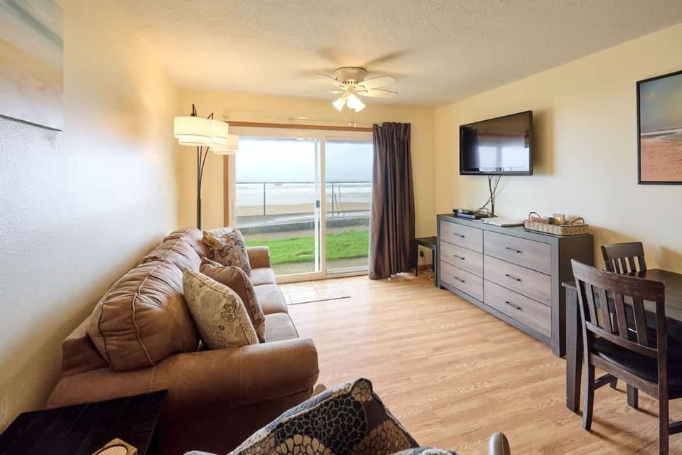 Premier Ground Floor Beachfront Condo - Sleeps 4 - Saltwater Pool House in Lincoln City
