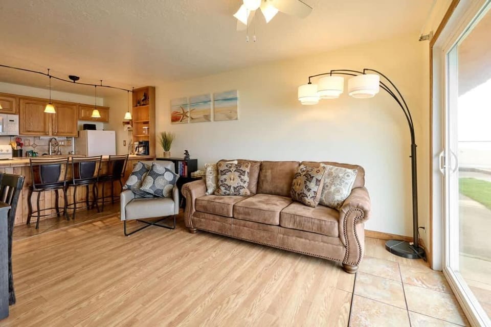 Premier Ground Floor Beachfront Condo - Sleeps 4 - Saltwater Pool House in Lincoln City