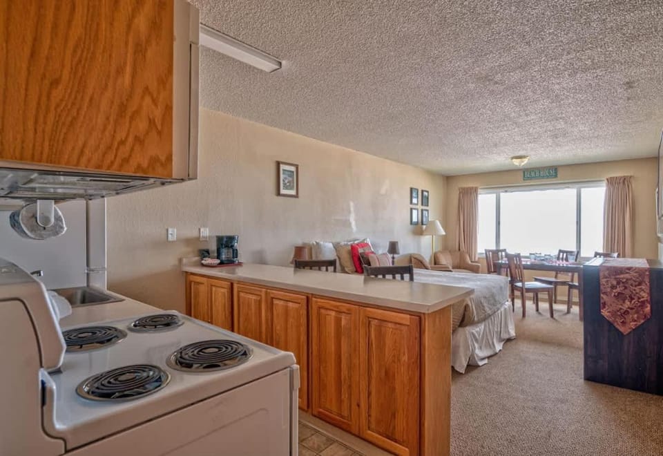 Comfy Second Floor Beachfront Condo - Sleeps 4 - Pool and Sauna House in Lincoln City