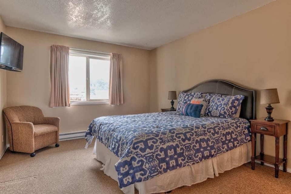 Comfy Second Floor Beachfront Condo - Sleeps 4 - Pool and Sauna House in Lincoln City