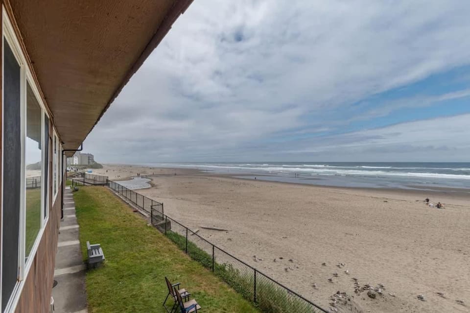 Comfy Second Floor Beachfront Condo - Sleeps 4 - Pool and Sauna House in Lincoln City