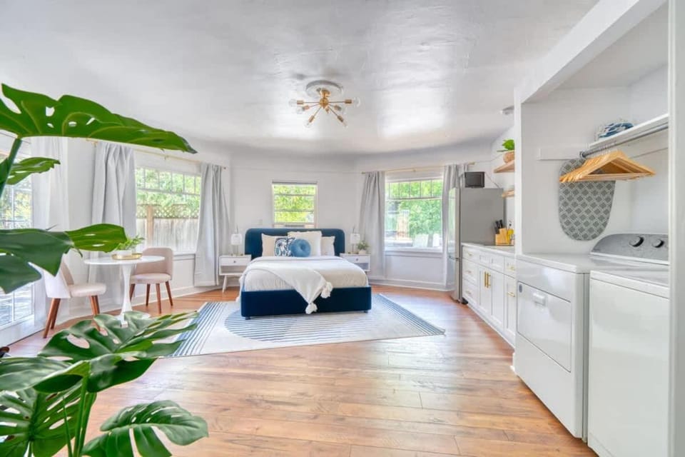 Serene Forest Studio - Walk to Multnomah Village Apartment in Portland