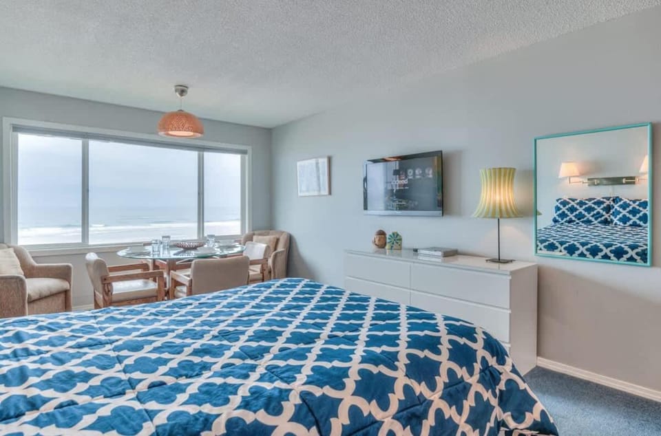 Beachy Second Floor Beachfront Suite With Full Kitchen - Sleeps 4 - Pool and Sauna House in Lincoln City