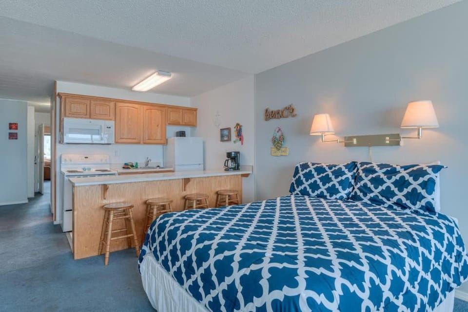 Beachy Second Floor Beachfront Suite With Full Kitchen - Sleeps 4 - Pool and Sauna House in Lincoln City