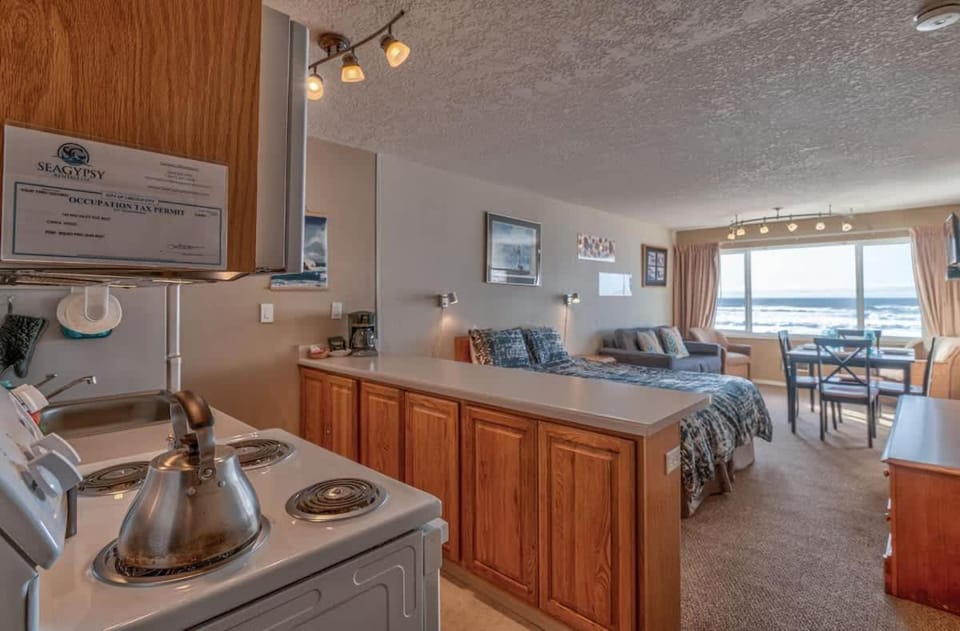 Top Floor Condo With Amazing Views Pool and Sauna House in Lincoln City