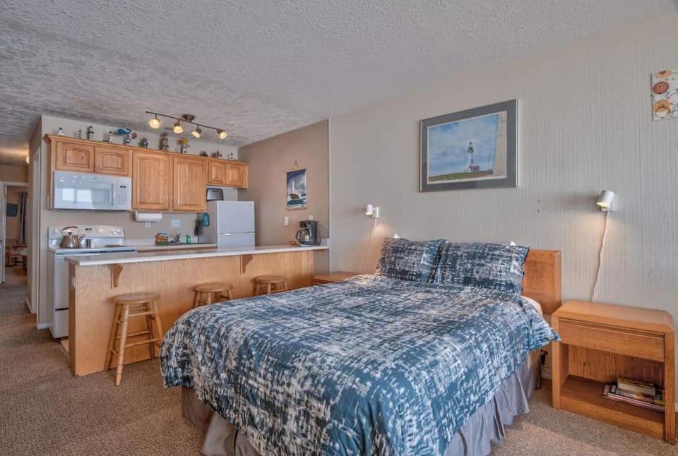 Top Floor Condo With Amazing Views Pool and Sauna House in Lincoln City