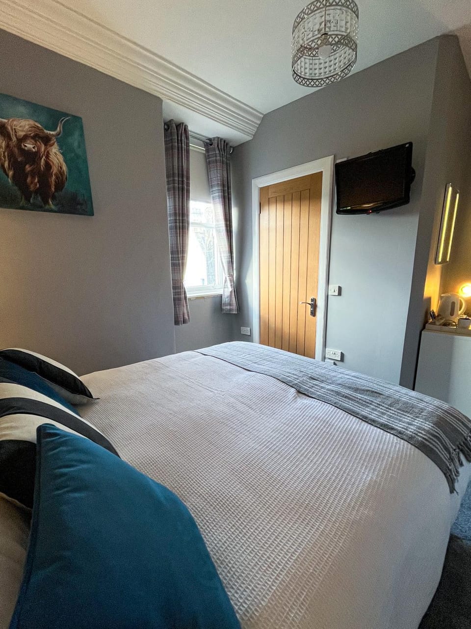 Bed, TV and multimedia, Photo of the whole room, Bedroom