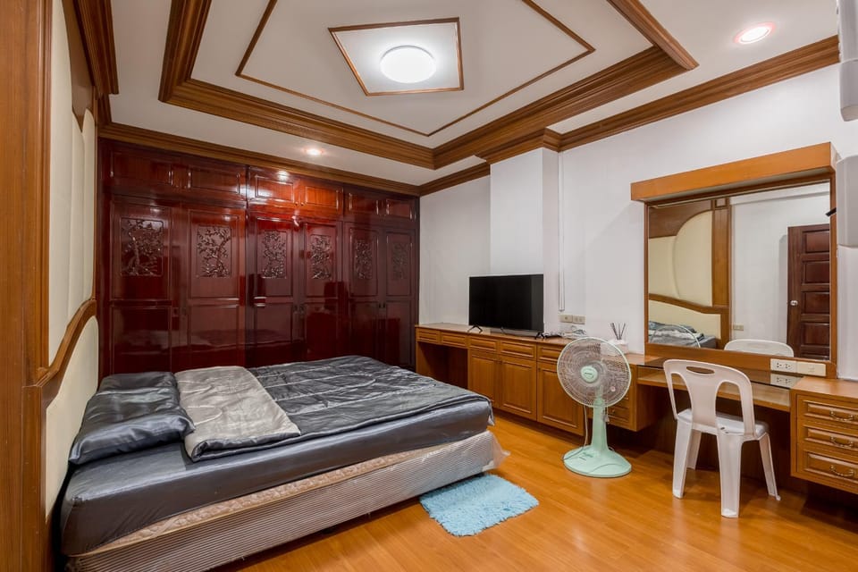 White Base Apartment in Bangkok