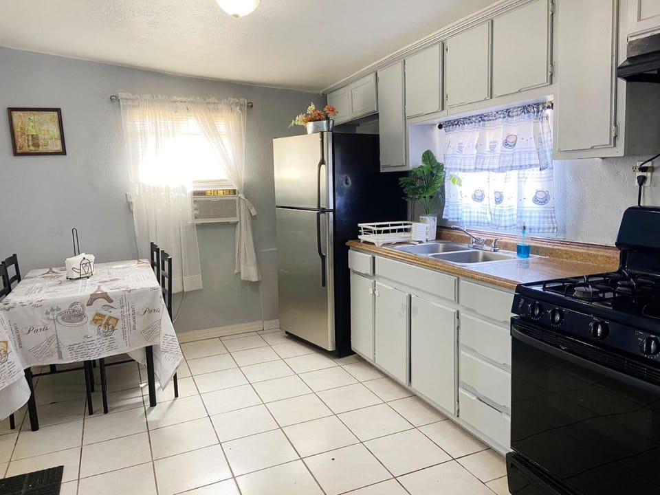 Corner Gem Near Yarbrough Zaragoza I10 unit 1 Apartment in Ciudad Juarez