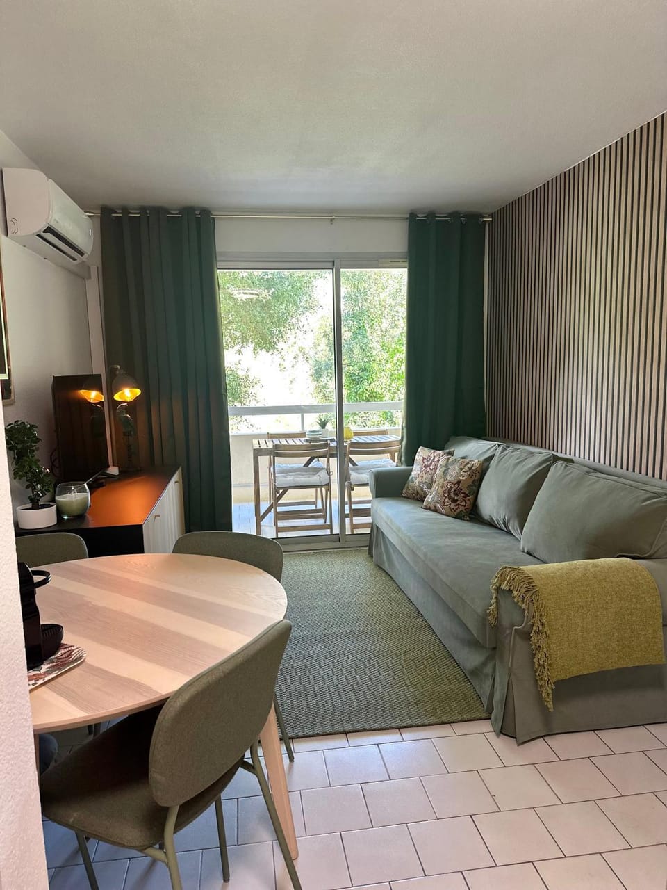 Communal lounge/ TV room, Living room