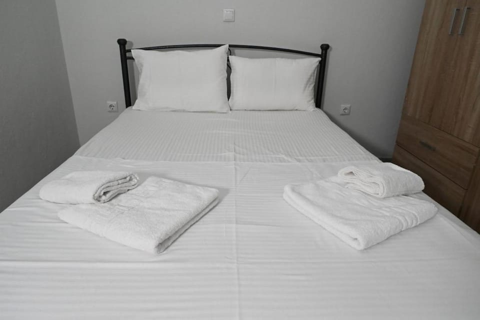 Bed, Photo of the whole room, Bedroom, towels
