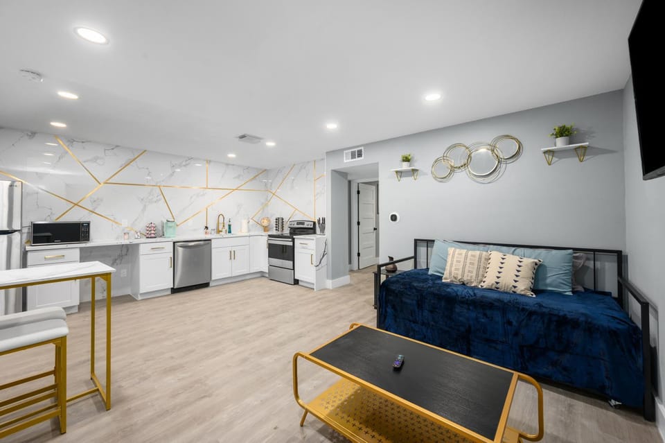 Hip & Quirky Montrose Flat with Pool Access & Parking Apartment in Houston