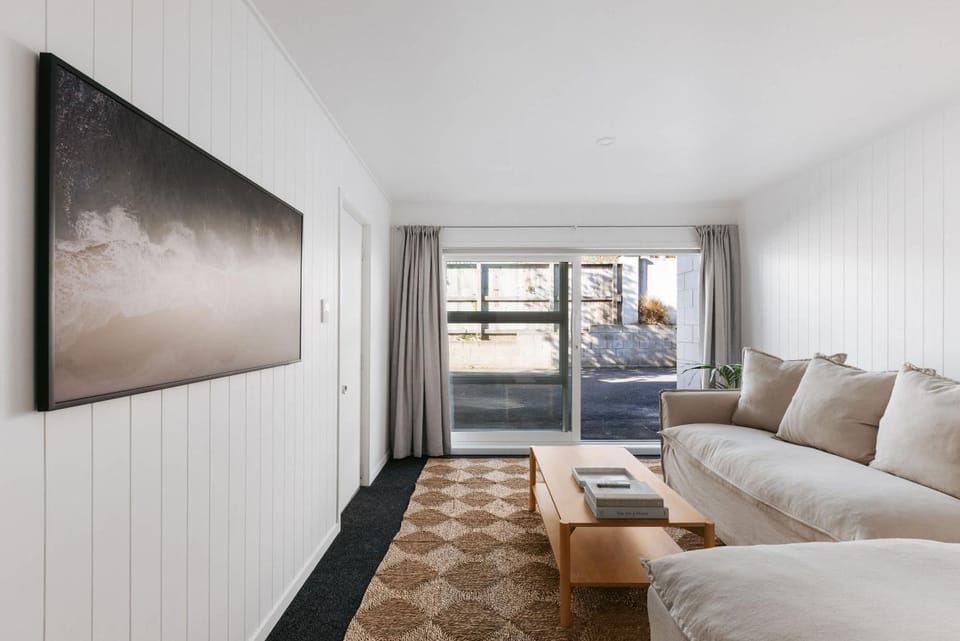Chic Coastal Escape Walk to Beach & Downtown Mount House in Bay Of Plenty