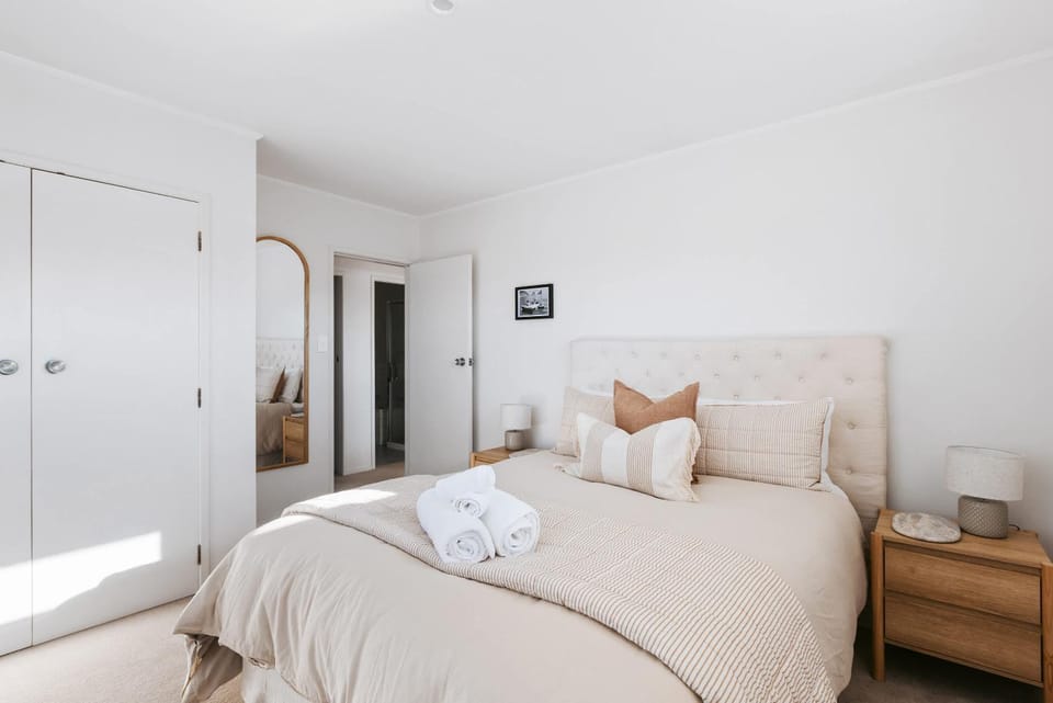 Chic Coastal Escape Walk to Beach & Downtown Mount House in Bay Of Plenty