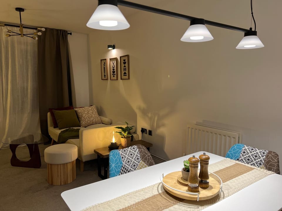 Bed, Living room, Seating area, Dining area
