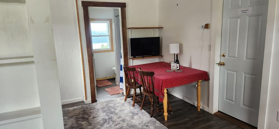 The Seneca Sunset Suites Apartment in Seneca Lake