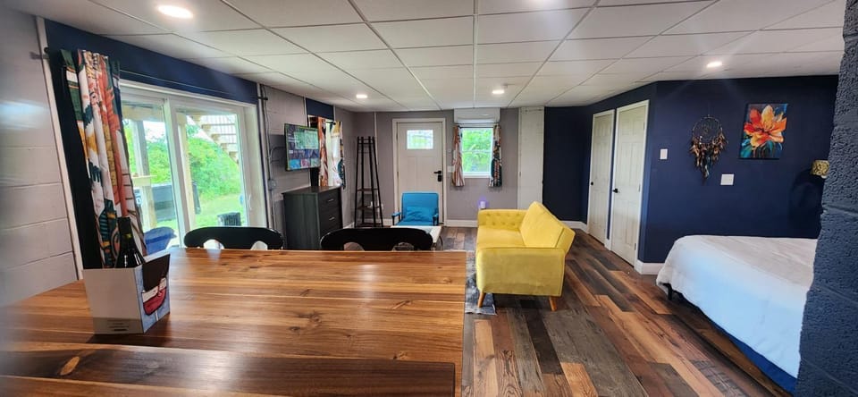 The Seneca Sunset Suites Apartment in Seneca Lake