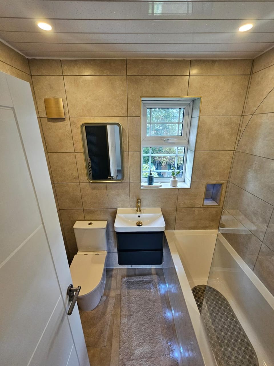 3 bedroom stylish house - Quiet & Central with free parking Bed and Breakfast in Birmingham