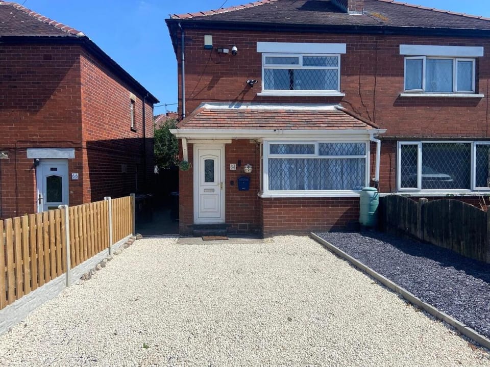 Darfield 4 Bedrooms Home 6 Beds 2 Showers Driveway Parking For Business Stays Apartment in Borough of Barnsley