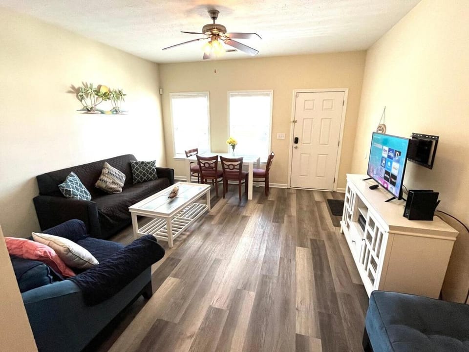 Spectacular 2-BR Cottage, 2 Blocks To Beach, Free Parking and Pool House in Myrtle Beach
