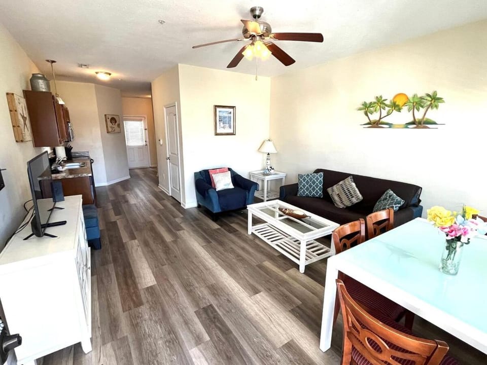 Spectacular 2-BR Cottage, 2 Blocks To Beach, Free Parking and Pool House in Myrtle Beach