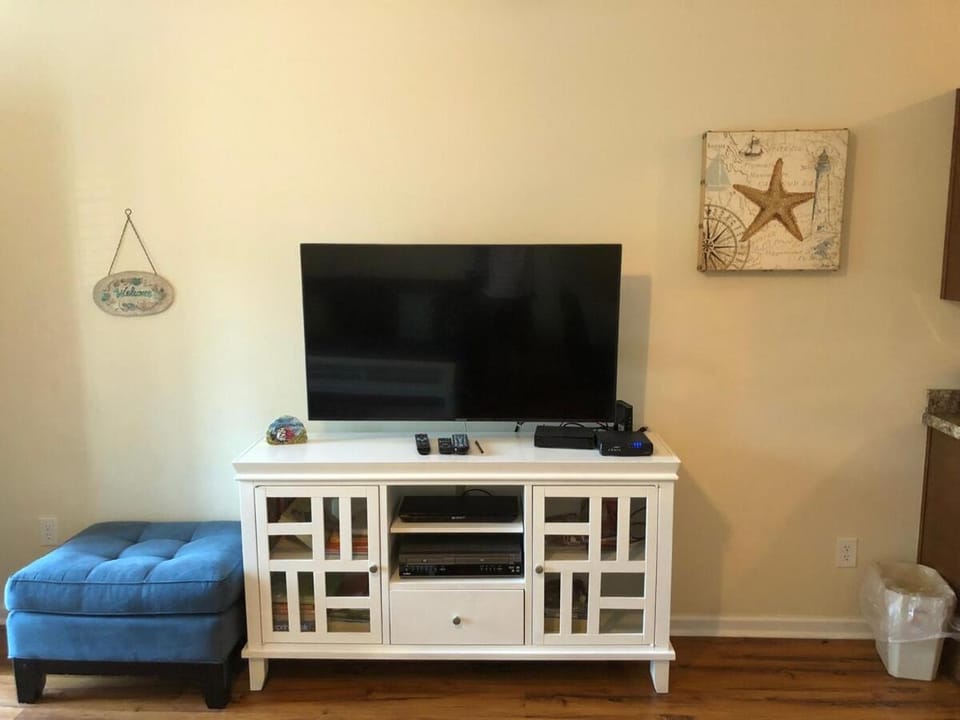Spectacular 2-BR Cottage, 2 Blocks To Beach, Free Parking and Pool House in Myrtle Beach