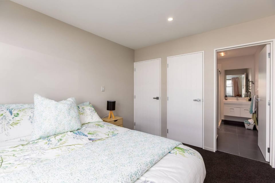 Bed, Bathroom, Bedroom, towels