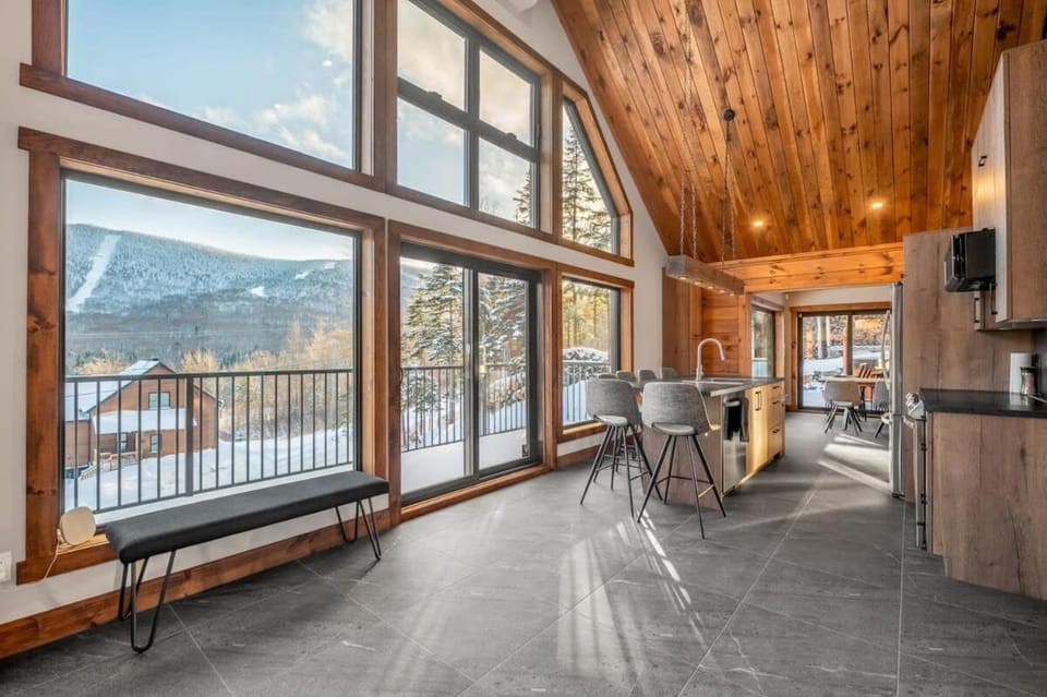 Promontoire-29 Mountain chalet with a hot tub House in Maine