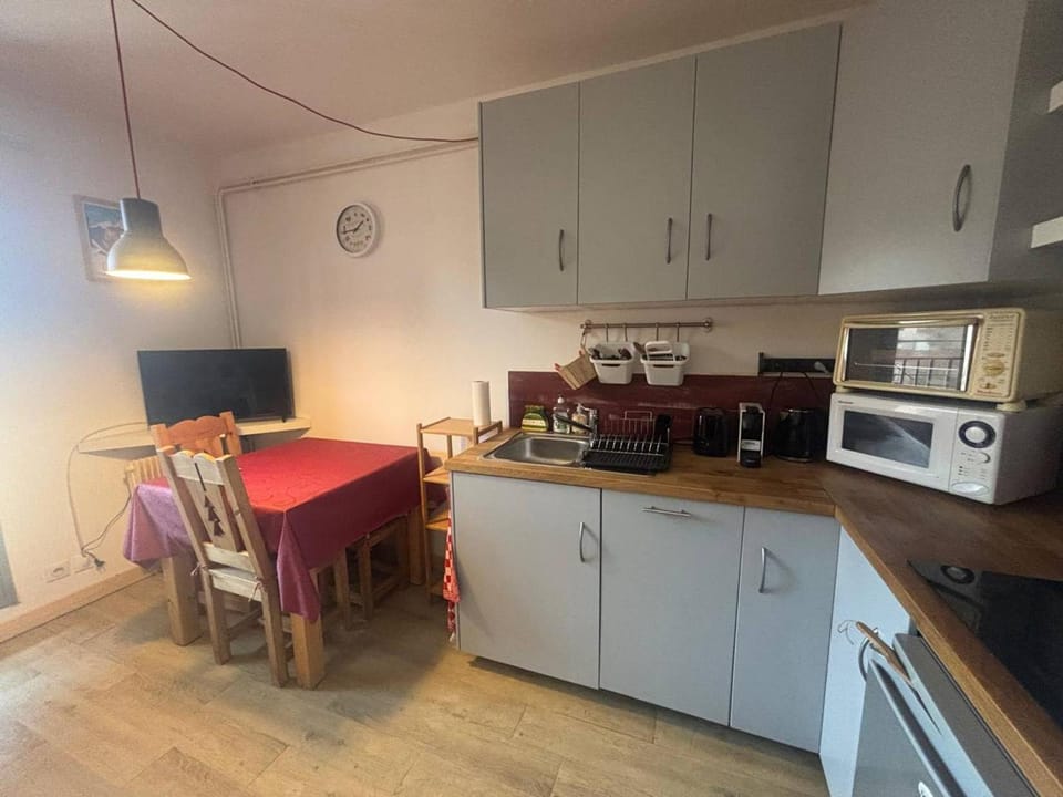 Studio cabine avec ascenseur, idéal couple ou famille, fonctionnel et bien équipé - FR-1-593-136 Cabin in Catalonia