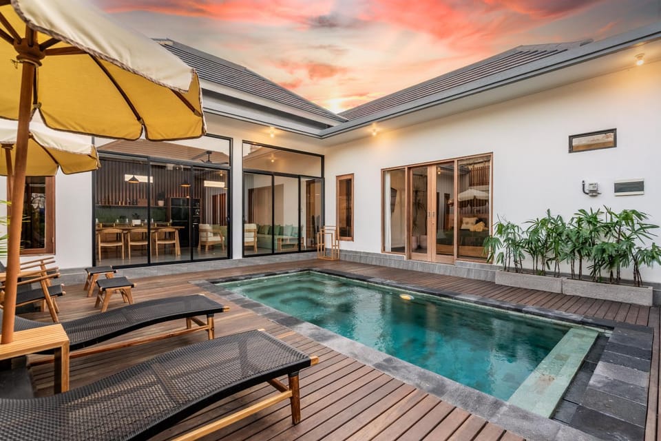 Restaurant/places to eat, Pool view, Swimming pool, Location, sunbed