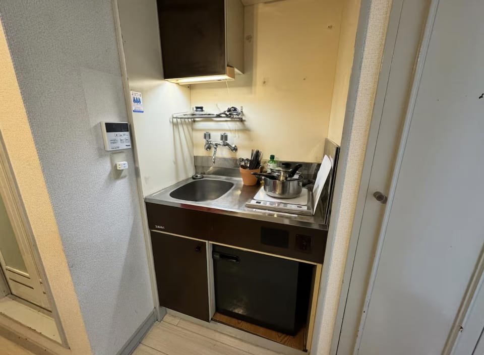 京橋プルトンビル Apartment in Osaka
