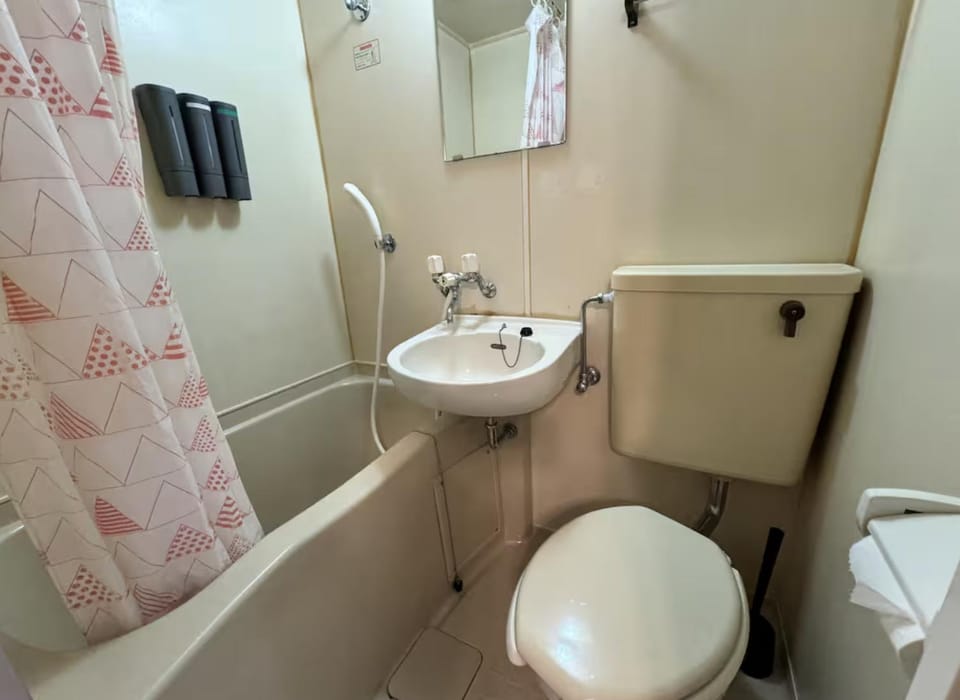 京橋プルトンビル Apartment in Osaka