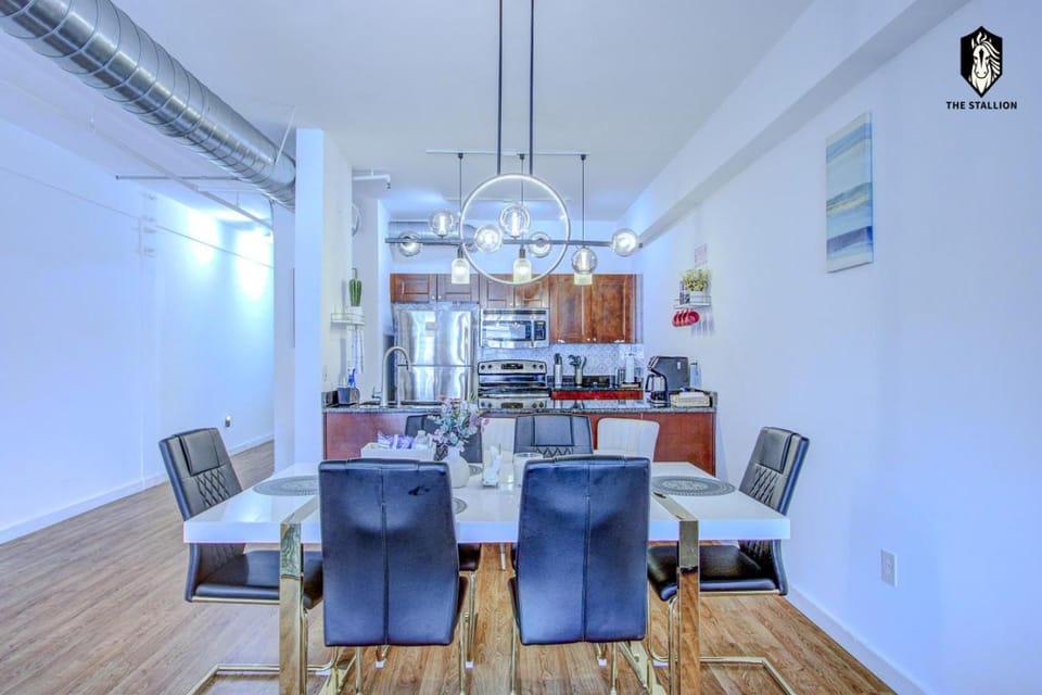 NEW Modern Spacious Loft in Downtown with free parking Apartment in Memphis