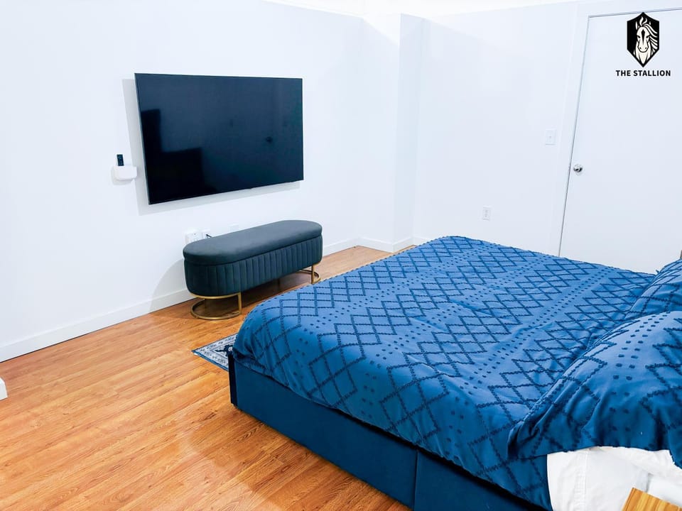 Bed, TV and multimedia, Photo of the whole room, Bedroom